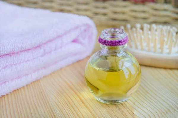 Botella pequeña de aceite cosmético —  Fotos de Stock