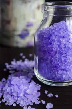 Küçük şişe lavanta ekstresi ile banyo tuzu