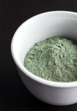 Bir kase içinde yeşil kozmetik kil