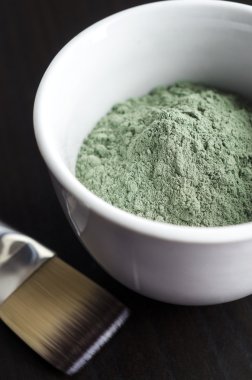 Bir kase içinde yeşil kozmetik kil