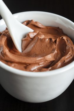 Bir kase kırmızı kozmetik kil