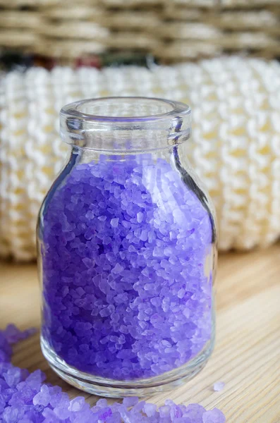 Botol kecil garam mandi dengan ekstrak lavender — Stok Foto