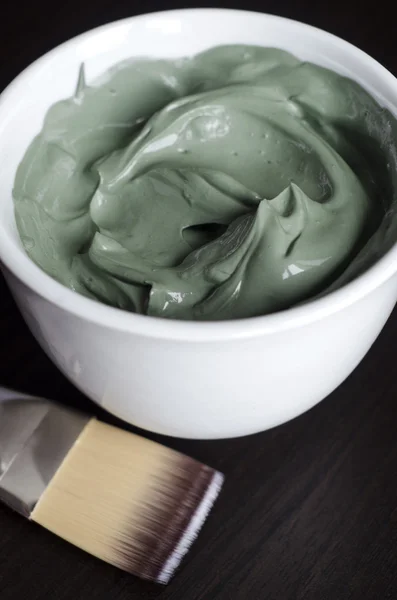 Green cosmetic clay in a bowl — Stock Photo, Image