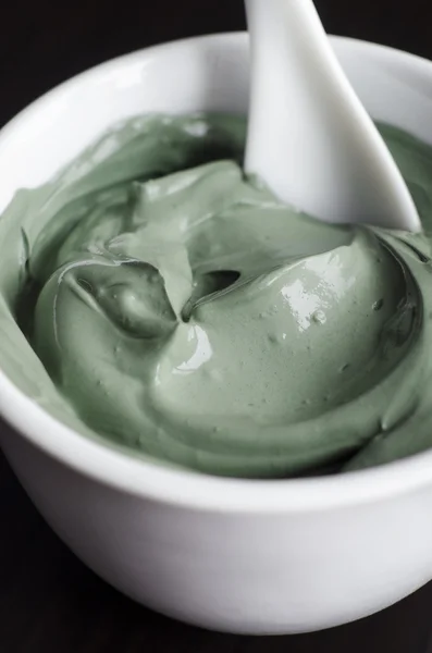 Green cosmetic clay in a bowl — Stock Photo, Image