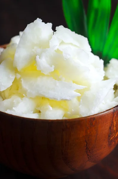 Aceite de coco en un tazón de madera de cerca — Foto de Stock