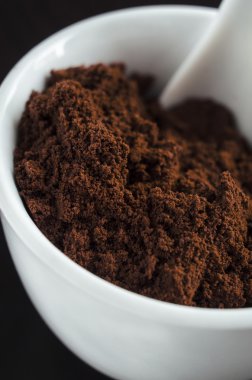 bir kasede çekilmiş kahve