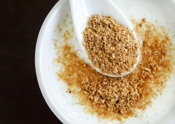 Yogur fresco con salvado de trigo — Foto de Stock