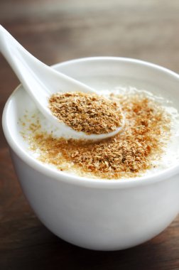 Buğday kepeği ile taze yoğurt