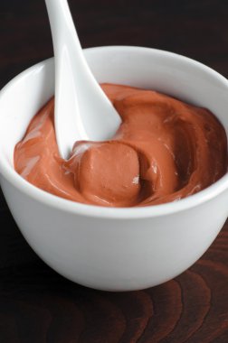 Bir kase kırmızı kozmetik kil