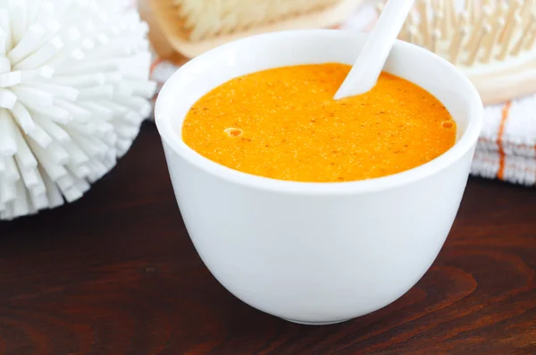 Bir kasede kozmetik maskesi (bodur)