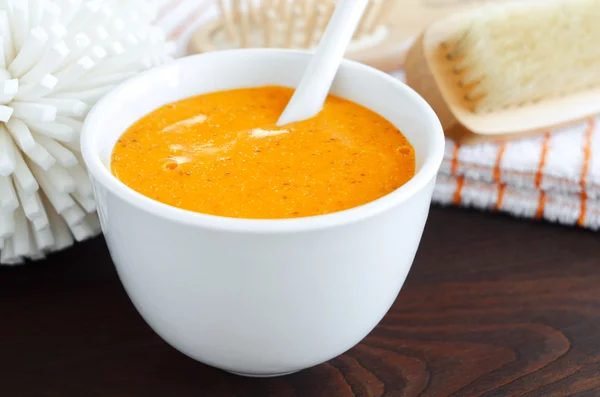 Bir kasede kozmetik maskesi (bodur)