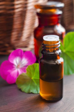 Uçucu yağ küçük şişe
