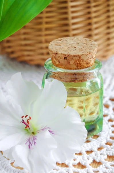 Kleine fles van cosmetische olie (parfum, tinctuur) en exotische stroom — Stockfoto