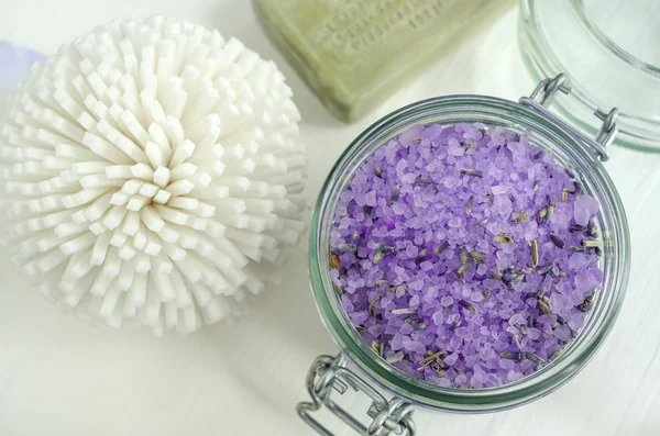 Garam mandi dengan ekstrak lavender dan lavender kering — Stok Foto