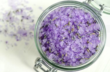 Lavanta ekstresi ve kurutulmuş lavanta banyo tuzu