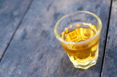 Küçük kadeh alkollü içecek 