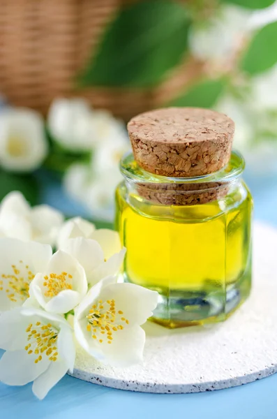 Cosmetische olie (parfum) met jasmijn essentie — Stockfoto