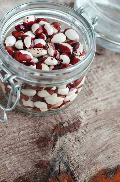 Rode en witte gespikkelde bonen in een glazen pot — Stockfoto