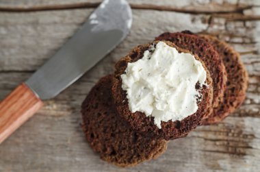 Küçük çavdar tost ile krem peynir yuvarlak