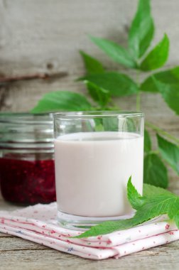 Bardak süt ve ev yapımı Ahududu reçeli