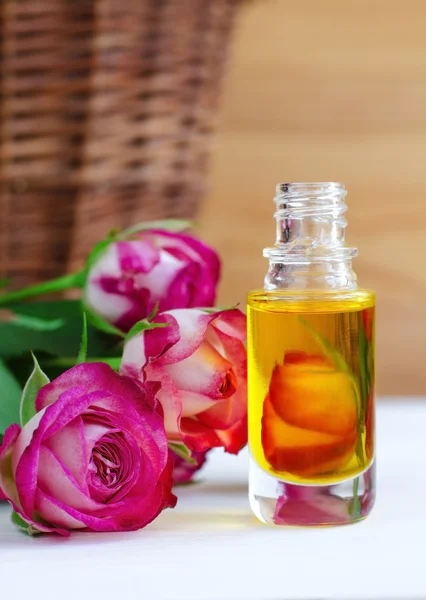 Óleo de aroma cosmético com essência de rosa — Fotografia de Stock