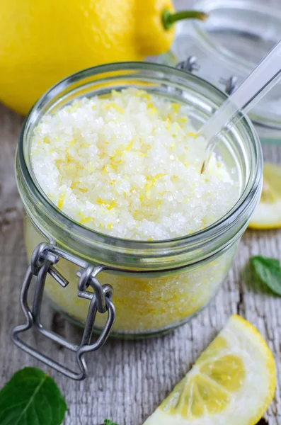 Scrub buatan sendiri yang terbuat dari garam laut, kulit lemon dan jus lemon — Stok Foto