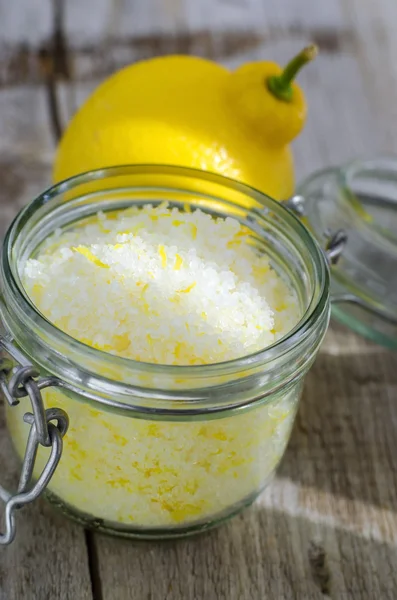 Scrub buatan sendiri yang terbuat dari garam laut, kulit lemon dan jus lemon — Stok Foto