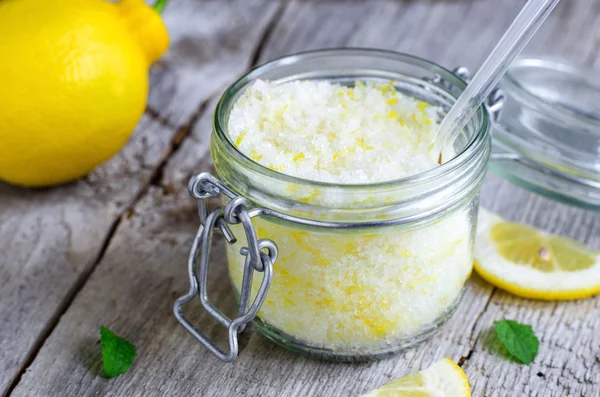 Exfoliante casero hecho de sal marina, cáscara de limón y jugo de limón —  Fotos de Stock