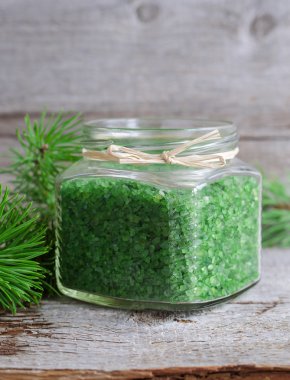 Deniz banyo tuzu ile çam özü cam kavanozda