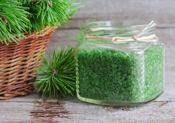 Meerbadesalz mit Pinienextrakt im Glas — Stockfoto