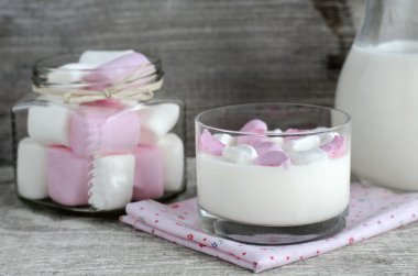 Hatmi dilimleri bir cam ile taze ev yapımı yoğurt