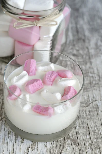 Свежий домашний йогурт с ломтиками зефира в стакане — стоковое фото