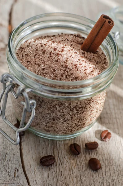 Exfoliante casero hecho de azúcar, café molido y canela en polvo — Foto de Stock