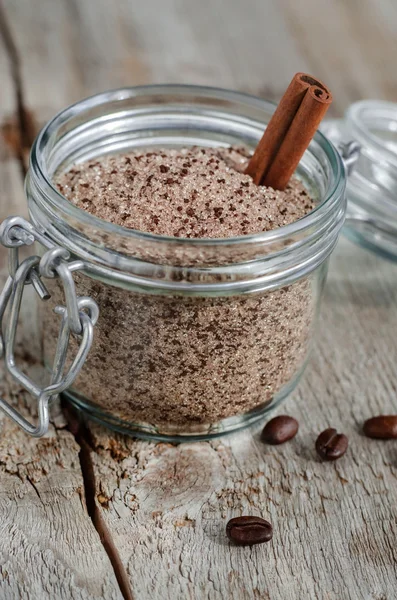 Exfoliante casero hecho de azúcar, café molido y canela en polvo — Foto de Stock