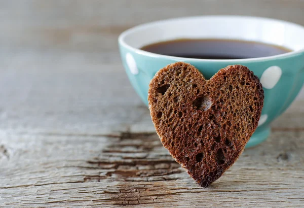 Tostadas de centeno en forma de corazón y taza de café —  Fotos de Stock