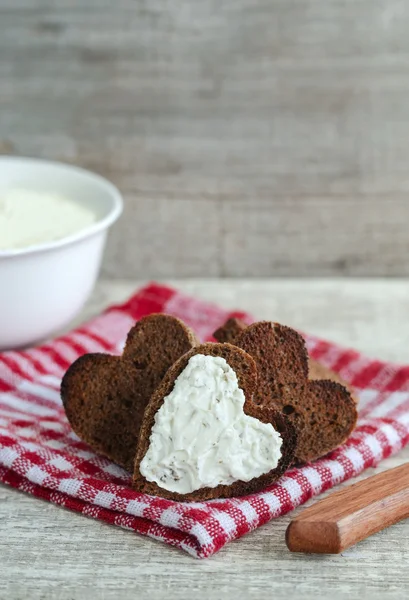 Tostadas de centeno en forma de corazón con queso crema —  Fotos de Stock