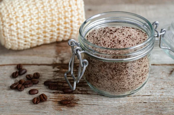 Exfoliante casero hecho de azúcar y café molido — Foto de Stock