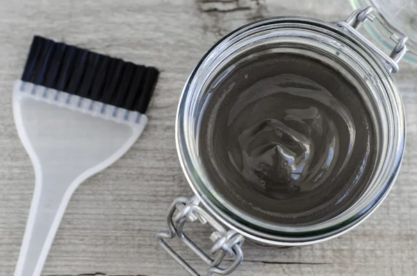 Argilla cosmetica vulcanica nera in un vaso di vetro — Foto Stock