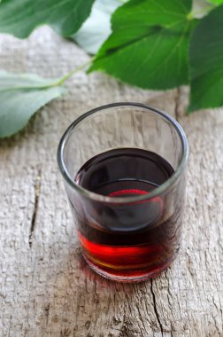 Küçük kadeh alkollü içecek veya tıbbi tentür