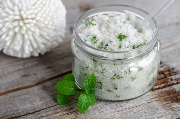 Uppfriskande hemlagad sugar scrub med vegetabilisk olja, hackad mynta och väsentliga mynta olja — Stockfoto