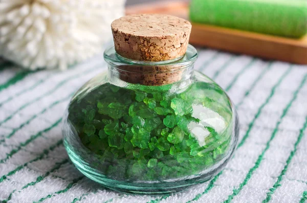 Piccola bottiglia di sale da bagno verde — Foto Stock