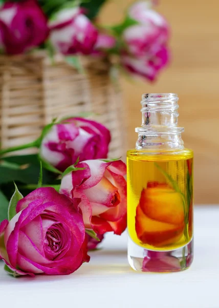 Olio aromatico cosmetico con essenza di rosa — Foto Stock