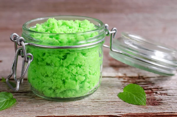 Groene scrub in een glazen pot — Stockfoto