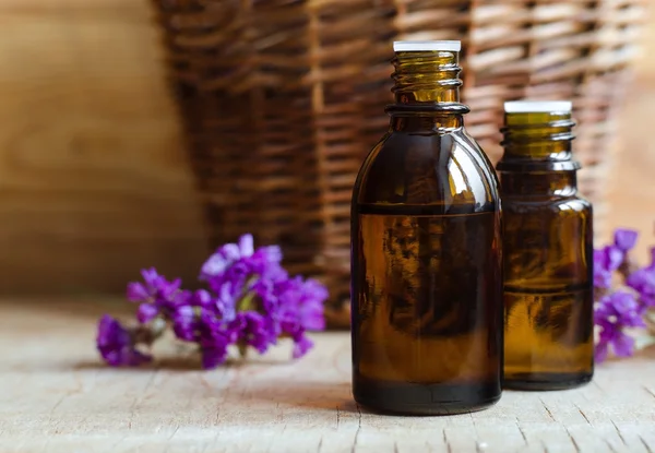 Pequeñas botellas de aceite esencial —  Fotos de Stock