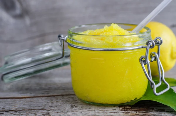 Lemon scrub with sugar, honey and olive oil — Stock Photo, Image