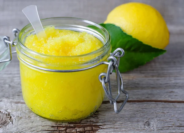 Lemon scrub dengan gula, madu dan minyak zaitun Stok Gambar