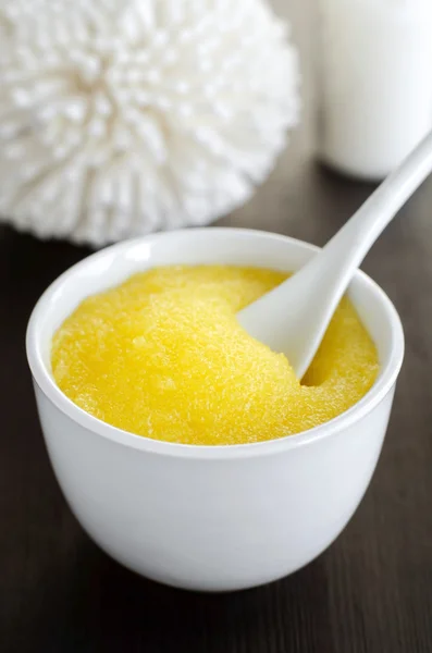 Bir kase içinde ev yapımı kozmetik fırçalayın