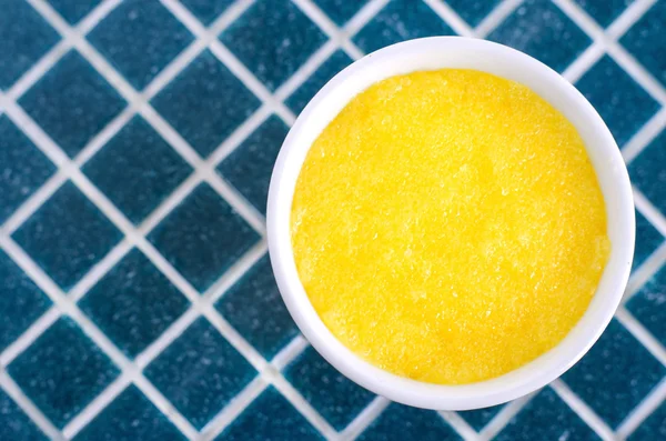 Bir kase içinde ev yapımı kozmetik fırçalayın