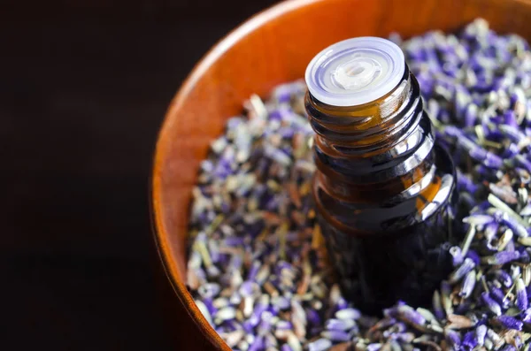 Botol kecil minyak lavender esensial — Stok Foto