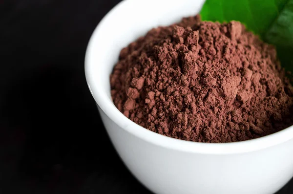 Cacao en polvo en un tazón de cerca — Foto de Stock